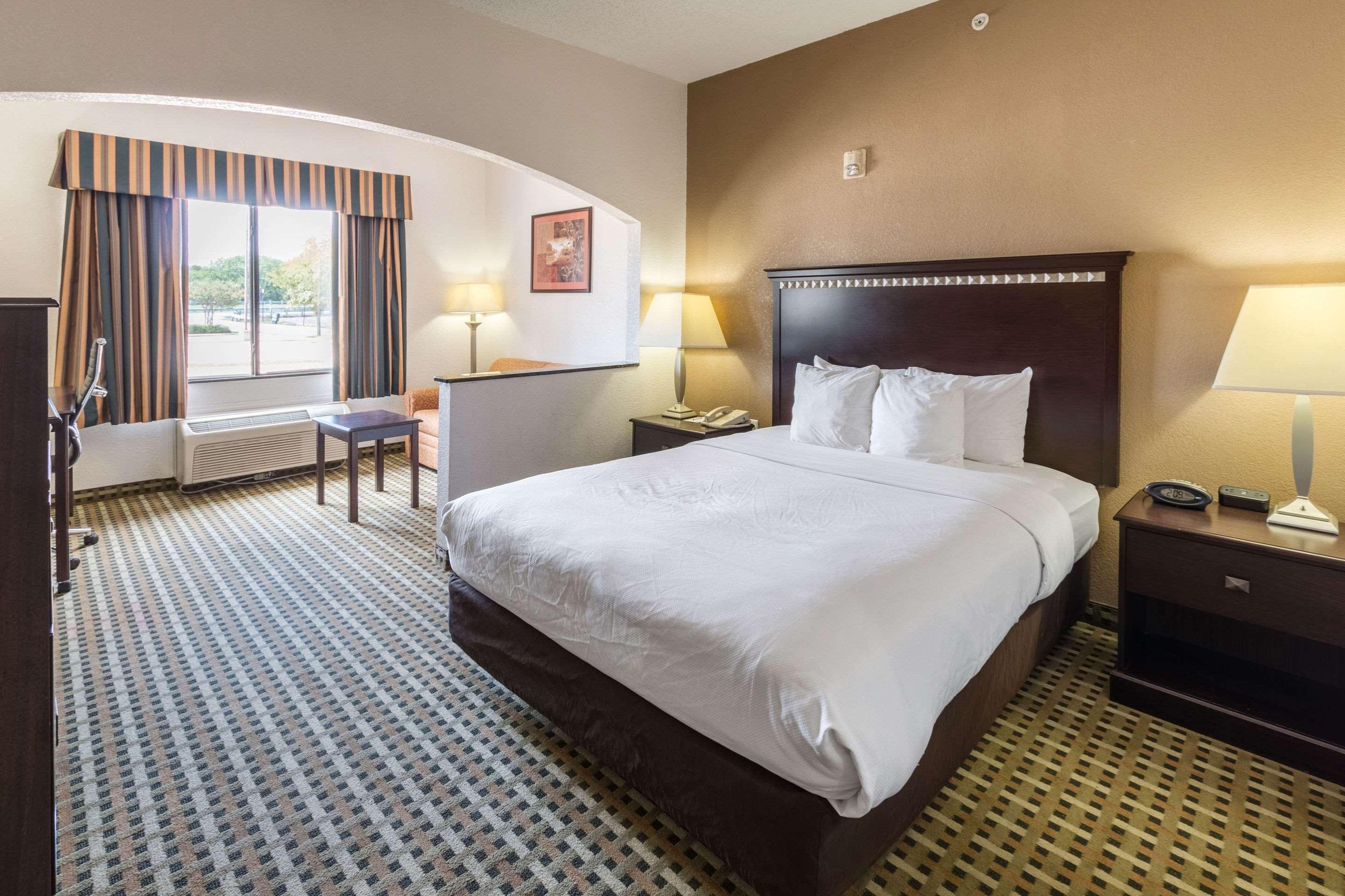 Quality Suites Burleson - Ft Worth Екстериор снимка