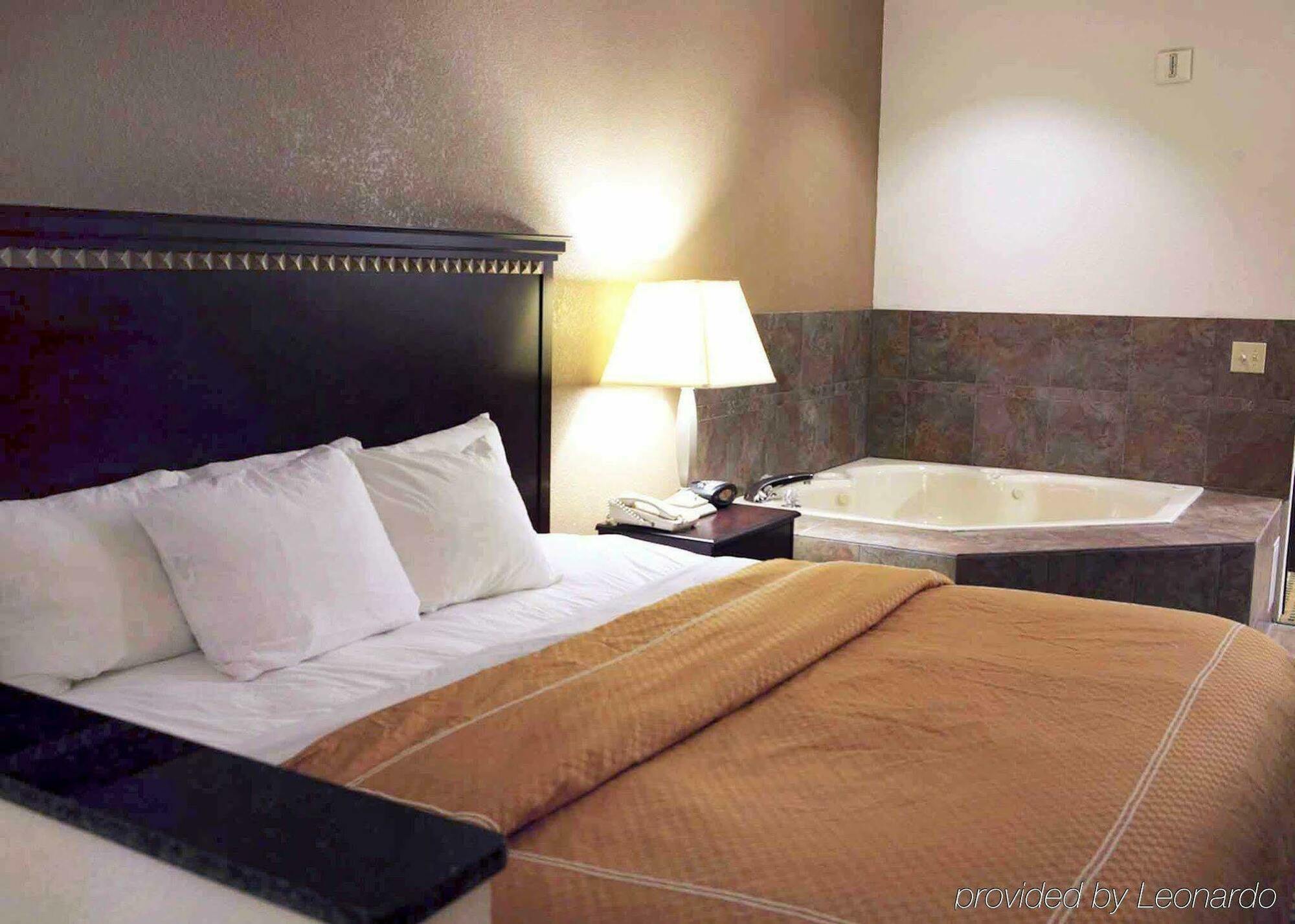 Quality Suites Burleson - Ft Worth Стая снимка